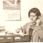 Josefina Carabias au téléphone