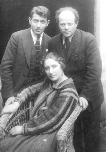 Yitzhak Katenelseon with the artist Shmuel Grodzenski and his wife Miriam