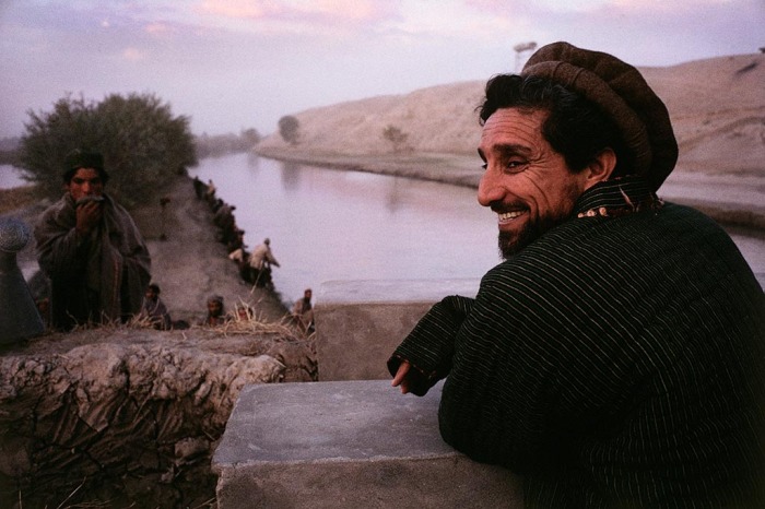 Massoud devant le canal