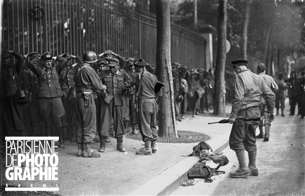 Prisonniers allemands, rue Guynemer, août 1944.